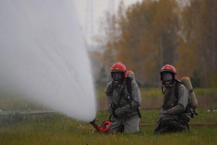 Свердловская область. Пожарные устанавливают водяную завесу. Учения по ликвидации последствий разлива соляной кислоты из ЖД-цистерны, в рамках Всероссийской тренировки по гражданской обороне на территории завода «Уралэлектромедь»