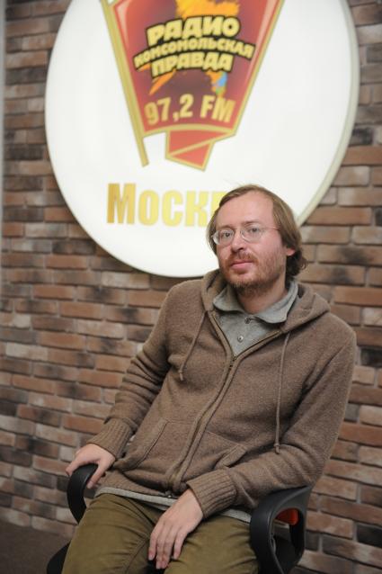 Москва. Журналист Дмитрий Ольшанский на радиостанции `Комсомольская правда`.