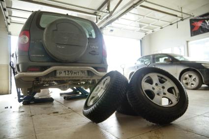 Екатеринбург. Новые зимние автомобильные покрышки в шиномонтажной мастерской