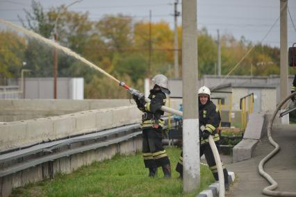 Ставрополь.  Пожарные  во время всероссийской тренировки  по  гражданской обороне.