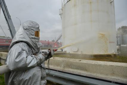 Ставрополь.  Пожарный  во время всероссийской тренировки  по  гражданской обороне.