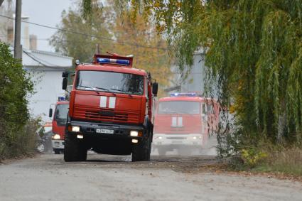 Ставрополь. Пожарные расчеты следуют к месту пожара во время всероссийской тренировки  по  гражданской обороне.