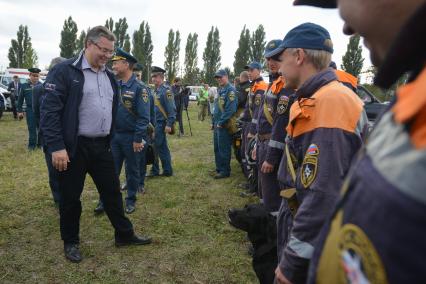 Ставрополь. Руководитель гражданской обороны Ставрополья губернатор Владимир Владимиров  (слева) и сотрудники  МЧС  во время всероссийской тренировки по гражданской обороне.