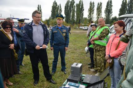 Ставрополь. Руководитель гражданской обороны Ставрополья губернатор Владимир Владимиров и генерал-майор  МЧС  Александр  Иваницкий  во время селекторного совещания на всероссийской тренировке по гражданской обороне.