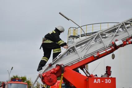 Ставрополь.  Пожарный  во время всероссийской тренировки  по  гражданской обороне.