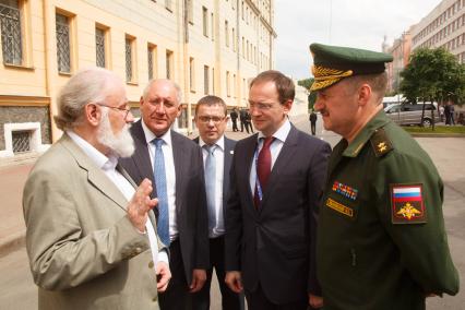 Санкт-Петербург. Руководитель научного совета Российского военно-исторического общества Владимир Чуров, вице-губернатор Санкт-Петербурга Александр Говорунов и министр культуры РФ Владимир Мединский (слева направо на первом плане) на церемонии открытия памятной доски в честь генерал-лейтенанта Русской армии Густава Маннергейма на фасаде здания Военного инженерно-технического университета.