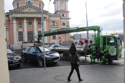 Москва. Эвакуация  машины PORSCHE на улице Варварка.