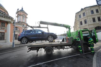 Москва. Эвакуация  машины PORSCHE на улице Варварка.