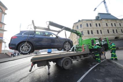 Москва. Эвакуация  машины PORSCHE на улице Варварка.