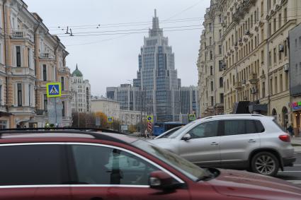 Москва.  Вид на Садово-Триумфальную улицу и здание бизнес-центра `Оружейный`.