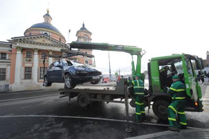 Москва. Эвакуация  машины PORSCHE на улице Варварка.