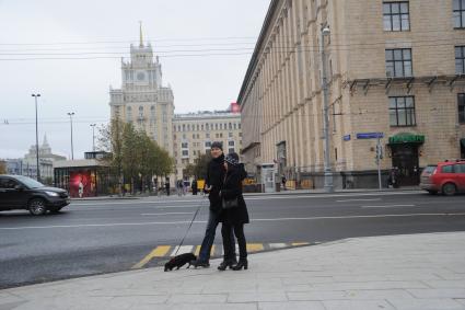 Москва. Молодой человек и девушка гуляют по 1-й Тверской-Ямской   улице.