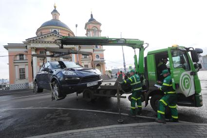 Москва. Эвакуация  машины PORSCHE на улице Варварка.