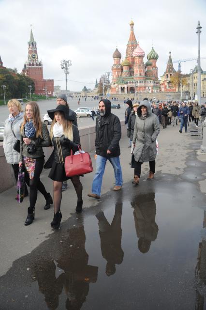 Москва. Люди идут по Большому Москворецкому мосту.