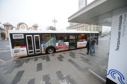 Москва. Автобус новой маршрутной сети наземного транспорта `Магистраль` на остановке общественного транспорта `Театральная площадь` у Большого театра.