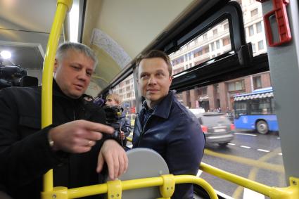 Москва. Генеральный директор ГУП `Мосгортранс` Евгений Михайлов и руководитель департамента транспорта Москвы Максим Ликсутов (справа) во время запуска новой маршрутной сети наземного транспорта `Магистраль`.