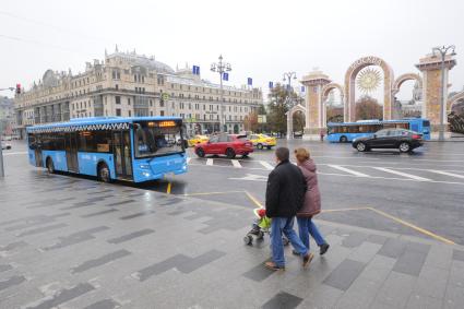 Москва. Автобус новой маршрутной сети наземного транспорта `Магистраль` на остановке общественного транспорта `Театральная площадь` у Большого театра.