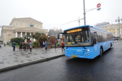 Москва. Автобус новой маршрутной сети наземного транспорта `Магистраль` на остановке общественного транспорта `Театральная площадь` у Большого театра.