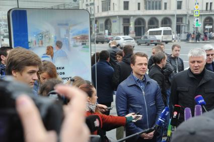 Москва. Руководитель департамента транспорта Москвы Максим Ликсутов (в центре) и  генеральный директор ГУП `Мосгортранс` Евгений Михайлов  (справа) во время запуска новой маршрутной сети наземного транспорта `Магистраль` у остановки общественного транспорта `Театральная площадь`.