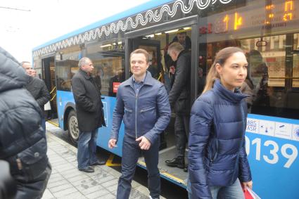 Москва. Руководитель департамента транспорта Москвы Максим Ликсутов (в центре) во время запуска новой маршрутной сети наземного транспорта `Магистраль`.