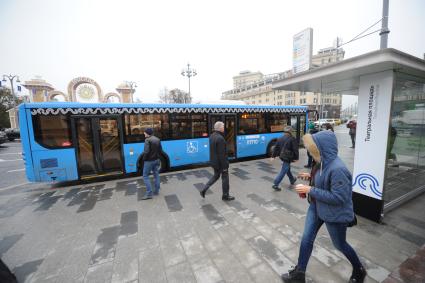 Москва. Автобус новой маршрутной сети наземного транспорта `Магистраль` на остановке общественного транспорта `Театральная площадь` у Большого театра.