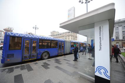 Москва. Автобус новой маршрутной сети наземного транспорта `Магистраль` на остановке общественного транспорта `Театральная площадь` у Большого театра.