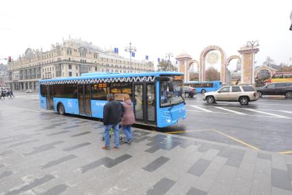 Москва. Автобус новой маршрутной сети наземного транспорта `Магистраль` на остановке общественного транспорта `Театральная площадь` у Большого театра.