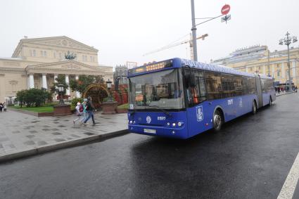 Москва. Автобус новой маршрутной сети наземного транспорта `Магистраль` на остановке общественного транспорта `Театральная площадь` у Большого театра.