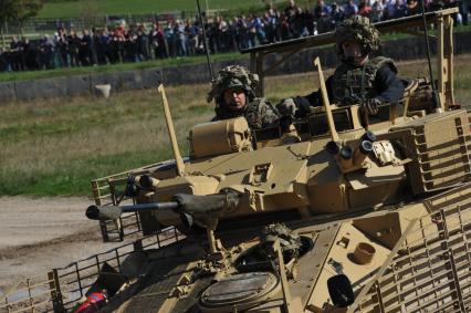 Англия. Лондон. Парад современной военной техники английских вооруженных сил на полигоне в музее танков в Бовингтоне.