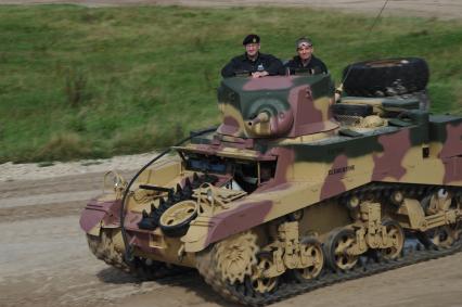 Англия. Лондон. Парад исторической  военной техники  на полигоне в музее  танков  в Бовингтоне.