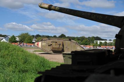 Англия. Лондон. Парад исторической  военной техники на полигоне в музее танков  в Бовингтоне.