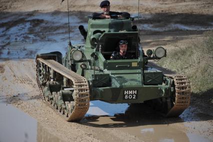 Англия. Лондон. Парад исторической  военной техники на полигоне в музее  танков  в Бовингтоне.