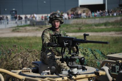 Англия. Лондон. Парад  современной военной техники  английских вооруженных сил  на полигоне в музее танков в Бовингтоне.