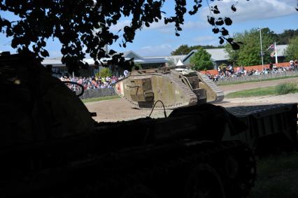 Англия. Лондон. Парад исторической  военной техники на полигоне в музее танков в Бовингтоне.