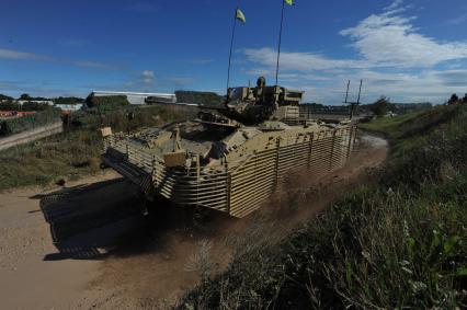 Англия. Лондон. Парад  современной военной техники  английских вооруженных сил  на полигоне в музее танков в Бовингтоне.