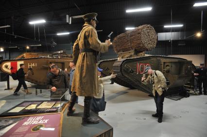 Англия. Лондон. Посетители фотографируют макет военного времен  Первой Мировой войны в музее танков в Бовингтоне.