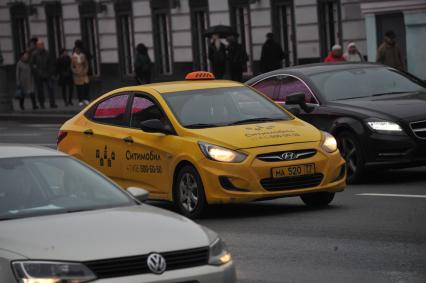 Москва. Такси  на улице Воздвиженка.