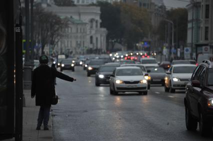 Москва. Женщина ловит автомобиль на улице Воздвиженка.