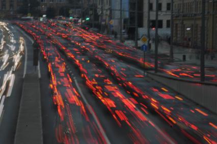 Москва. Автомобильное движение  на Новом Арбате.