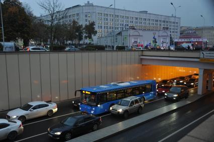 Москва. Автомобильное движение по Арбатскому тоннелю.