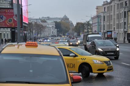 Москва. Такси  на улице Воздвиженка.