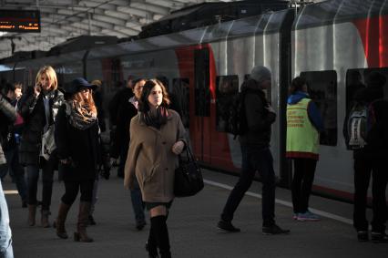 Москва. Пассажиры  на платформе одной из станций Московского центрального кольца (МЦК).