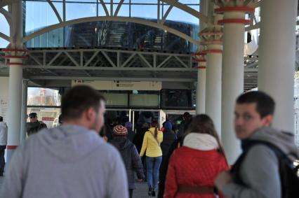 Москва. Пассажиры  на станции `Балтийская` Московского центрального кольца (МЦК).