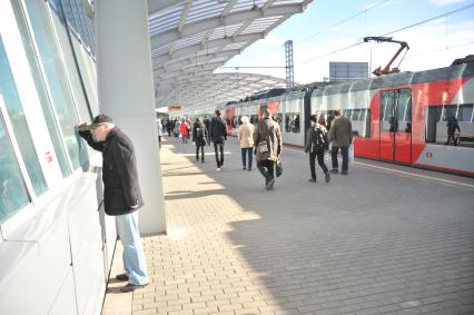 Москва. Пассажиры  на платформе одной из станций Московского центрального кольца (МЦК).