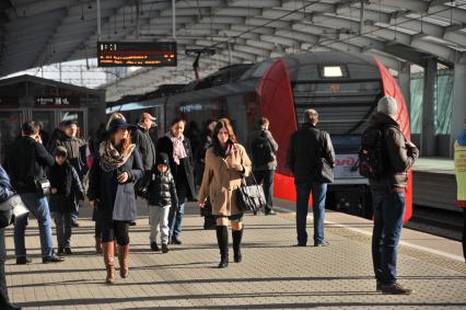 Москва. Пассажиры  на платформе одной из станций Московского центрального кольца (МЦК).