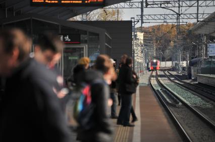 Москва. Пассажиры  на платформе одной из станций Московского центрального кольца (МЦК).