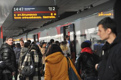 Москва. Посадка пассажиров на станции  Московского центрального кольца (МЦК).