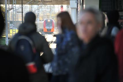 Москва. Пассажиры  на станции `Балтийская` Московского центрального кольца (МЦК).