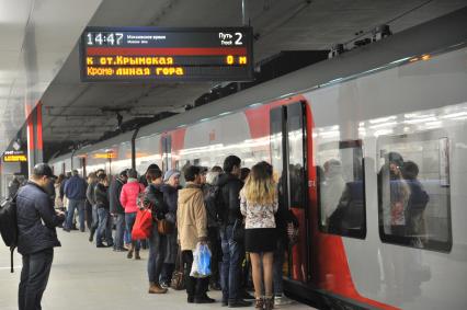 Москва. Посадка пассажиров на станции  Московского центрального кольца (МЦК).