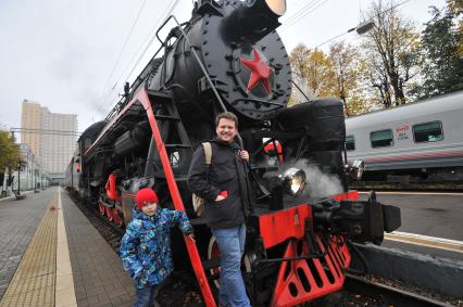 Москва.  Корреспондент газеты `Комсомольская правда`Олег Адамович у паровоза  в музее железнодорожного транспорта на Рижском вокзале.